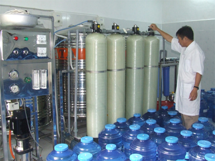 kiểm tra hệ thống lọc của nhà máy sản xuất nước đóng bình